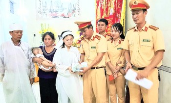 CSGT quyên góp ủng hộ gia đình nạn nhân bị thiếu niên 16 tuổi đâm chết