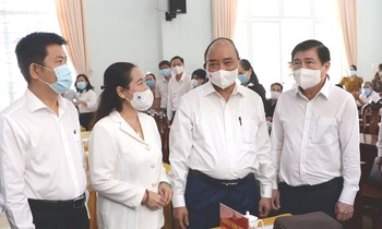 Chủ tịch nước Nguyễn Xuân Phúc tiếp xúc cử tri vận động bầu cử