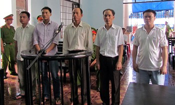 Các bị cáo Vũ Anh Trung, Trần Lệ Kiên, Nguyễn Thành Trung, Nguyễn Hồng Hà, Luân Văn Nam (từ trái qua) tại phiên tòa 