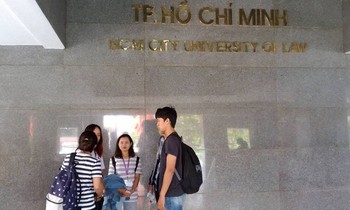 Việc đình chỉ 1 năm học với nữ sinh mang 8 cuốn tài liệu photo giáo trình vào trường để tặng một người em cùng quê khóa sau của trường Đại học Luật TPHCM đang gây nhiều tranh cãi.