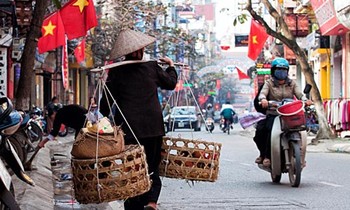 Vẫn còn lắm phận người vất vả ngược xuôi giữa không khí Tết
