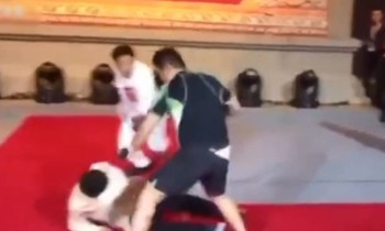 Từ Hiểu Đông liên tục khiến đối thủ phải nằm sàn. Ảnh cắt từ video.