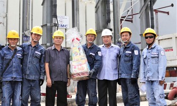 Ông Phạm Quốc Bảo (thứ 3 từ phải sang) thăm công nhân thi công trạm biến áp Hiệp Bình Phước