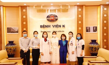 Đại diện Bệnh viện K, bà Hoàng Thị Hoài Thu – Phó Phòng Công tác xã hội (thứ 3 từ trái sang) trong buổi tiếp nhận ủng hộ từ đại diện Eximbank.