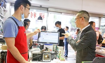 Bán lẻ của Trung Quốc “ngược dòng” trong dịch Covid-19 nhờ ứng dụng công nghệ cho cửa hàng