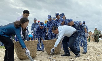 Thứ trưởng Lê Minh Ngân cùng các đại biểu thu gom rác tại bãi biển xã Phước Tỉnh, huyện Long Điền, tỉnh Bà Rịa- Vũng Tàu