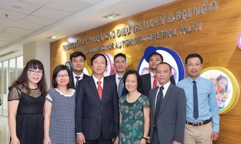 Nhóm các nhà khoa học Vinmec nghiên cứu đề tài ghép tế bào gốc kết hợp can thiệp điều trị tự kỷ