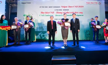 Cô Holly Bostock - GĐ Ngoại vụ cấp cao HEINEKEN Việt Nam nhận chứng nhận vinh danh Doanh Nghiệp vì Cộng đồng