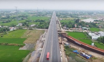 Bất động sản vùng ven đang trở thành một trong những thị trường được nhiều nhà đầu tư nhỏ, tìm lực tài chính ít hướng đến nhờ có quỹ đất rộng, giá thấp, khả năng sinh lời cao
