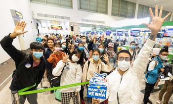 “Mang Tết về nhà”: Khoảnh khắc đoàn viên của những trái tim xa nhà