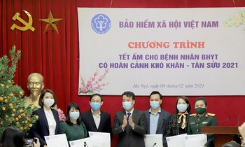 Tổng Giám đốc BHXH Việt Nam Nguyễn Thế Mạnh tặng quà cho đại diện lãnh đạo 6 bệnh viện tuyến Trung ương sáng 8/2
