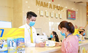 Khách hàng giao dịch tại Nam A Bank.