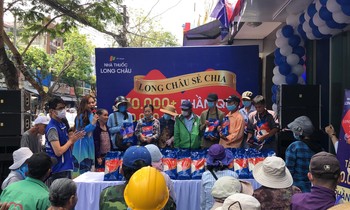 FPT Long Châu trao tặng miễn phí 210.000 ngày thuốc và 140 tấn gạo trên toàn quốc