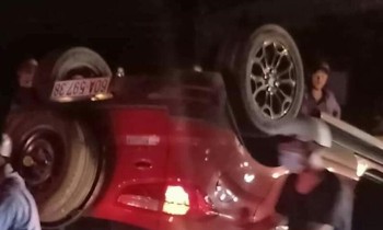 Ô tô lật ngửa giữa đường, tài xế người nước ngoài may mắn thoát chết