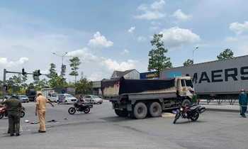 Xe ben đâm xe máy đang chờ đèn đỏ, hai người thương vong