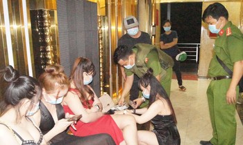 Quán karaoke hoạt động lén lút với gần 100 khách, nhiều người dương tính ma túy