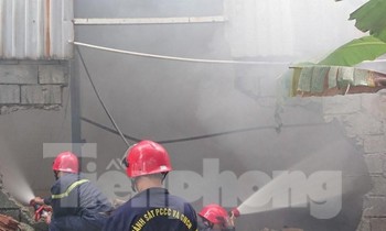 Phá tường, cứu người bên trong công ty gỗ bị lửa bao trùm