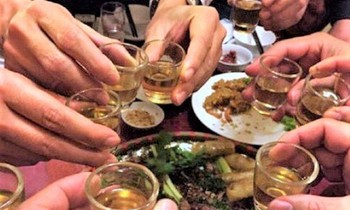 Bình Dương cảnh báo tình trạng ngộ độc rượu sau khi hàng quán hoạt động trở lại