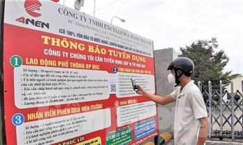Bảng tuyển dụng với lương cao dựng lên khắp nơi vẫn vắng người tìm việc