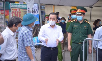 Phó Chủ tịch Thành phố Hà Nội thị sát 'ổ dịch' ở Thường Tín