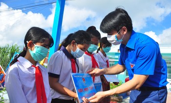 Trung ương Đoàn trao tặng an sinh xã hội gần 1 tỷ đồng tại Trà Vinh