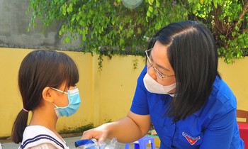 'Love bus' to poor students in Tra Vinh