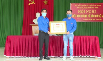 The young man returned the bag of hundreds of millions of dong to the person who dropped it