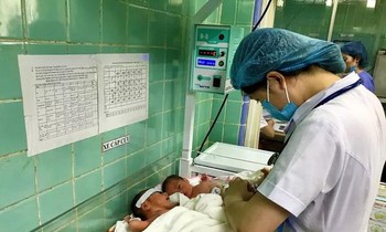 Nhân viên y tế chăm sóc các bé sơ sinh của sản phụ sinh 3 hiếm gặp (Ảnh TG)