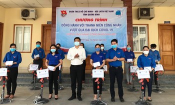 Tặng quà cho các đoàn viên thanh niên công nhân có hoàn cảnh khó khăn