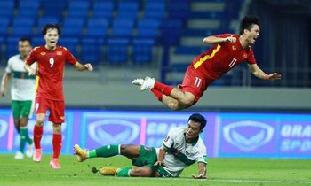 Pratama Arhan phạm lỗi thô bạo với Tuấn Anh. Ảnh: Sport5.