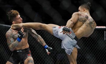 Kevin Lee ra đòn hạ knock-out đối thủ.