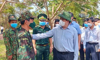 Bộ trưởng Nguyễn Thanh Long đến thăm hỏi và kiểm tra công tác phòng chống dịch tại Đồn biên phòng cửa khẩu quốc tế Hà Tiên.