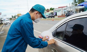 Xe ô tô đi qua địa bàn Bến Tre bị niêm phong cửa. Ảnh: M.T