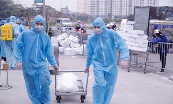 Bệnh viện K nhận đồ tiếp tế sau khi bị phong tỏa vì có ca mắc COVID-19 Ảnh: Trần Hà
