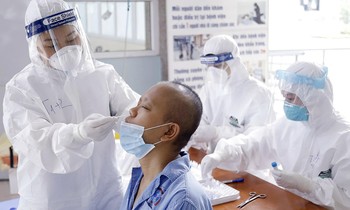 Bác sĩ Bệnh viện K cơ sở Tân Triều thăm khám cho bệnh nhân ung thưẢnh: Trần Hà
