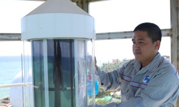 Anh Phạm Văn Thưởng (Hải đăng Nam Yết) vệ sinh, bảo dưỡng “mắt thần”
