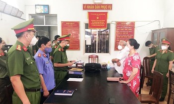 Cơ quan CSĐT Công an Phú Yên đọc lệnh bắt tạm giam bà Ngô Thị Điều về tội trốn thuế Ảnh: Huyền Oanh