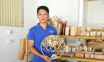 Thái Đăng Tiến giới thiệu về sản phẩm được làm từ cây tre