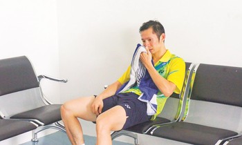 Tiến Minh chịu trận sau thất bại đau đớn ở bán kết đơn nam cầu lông SEA Games 2013 mà không có lãnh đạo nào của ngành TDTT động viên, chia sẻ ảnh: VSI