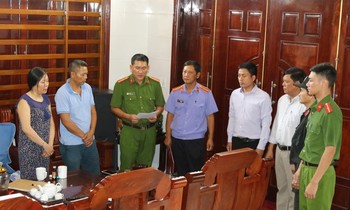 Cơ quan tố tụng Quảng Bình đọc lệnh khám xét tại một trong những điểm mà “ổ bạc” hoạt động