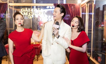 Nam chính “Sống chung với mẹ chồng” bất ngờ quỳ gối tặng hoa cho Kaity Nguyễn