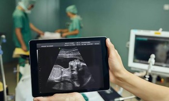 Các bác sỹ đang chuẩn bị tiến hành phẫu thuật cho em bé trong bụng mẹ.
