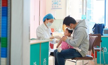 Trung Quốc cảnh báo 'đại dịch kép' trong mùa đông sắp tới