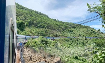 Tàu SE3 trật bánh khi qua đèo Hải Vân. Ảnh hành khách cung cấp.