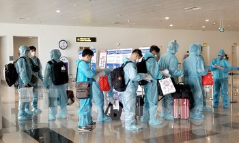 Đoàn chuyên gia từ Hàn Quốc làm thủ tục nhập cảnh tại sân bay Nội Bài (Hà Nội) vào tháng 9/2020.