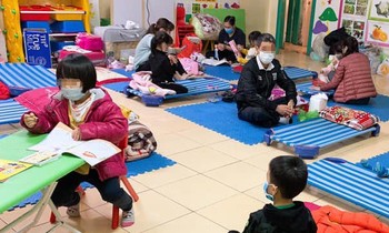 Nhiều trẻ em phải cách ly tập trung do ảnh hưởng của dịch COVID-19. Ảnh minh hoạ.