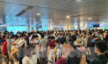Khu vực soi chiếu an ninh sân bay Tân Sơn Nhất liên tục ùn tắc những ngày gần đây.