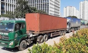 Xe container chở thuốc bắc lậu trong vụ án bị cơ quan chức năng phát hiện, kiểm tra.