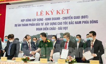 Lãnh đạo Bộ GTVT cùng các nhà đầu tưu ký hợp đồng BOT thực hiện đoạn cao tốc Diễn Châu - Bãi Vọt, nốt Nghệ An với Hà Tĩnh.