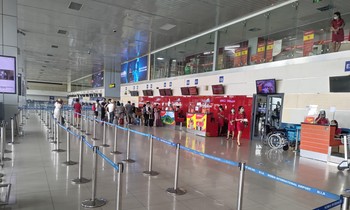 Chỉ vài khách làm thủ tục tại sảnh E - Nhà ga hành khách T1 sáng 14/5. Ảnh: Đình Quang NIA